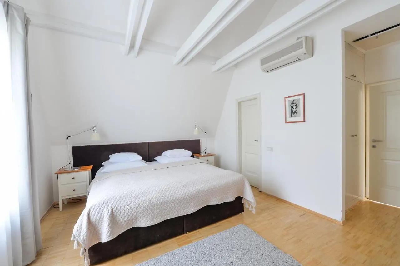 Eclectic Loft Royal Way Apartment Prague